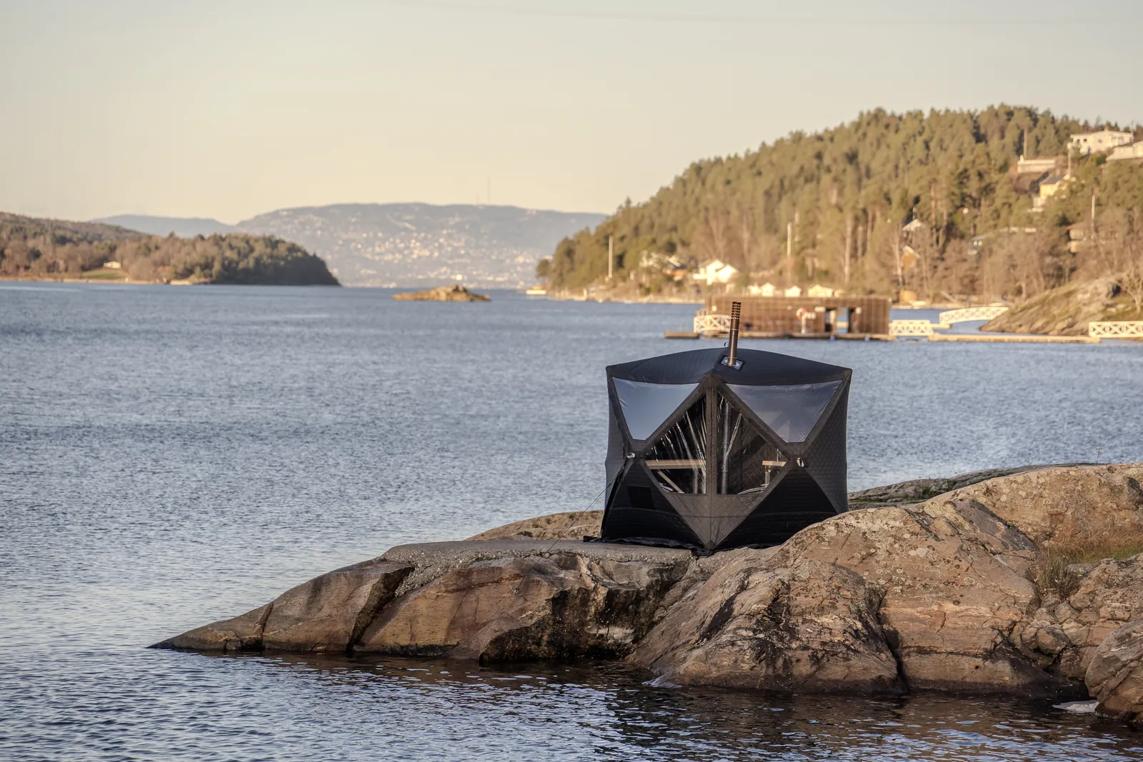 Mobil badstu ved fjorden med utsikt til fjell