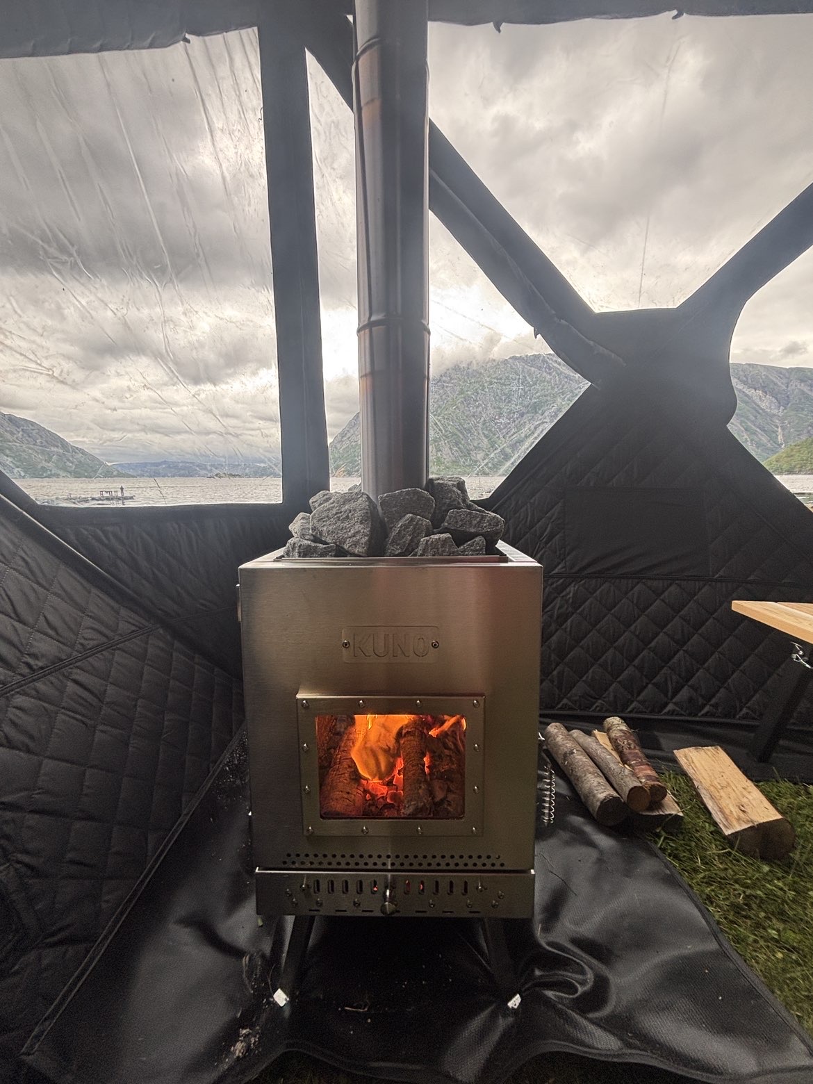 Vedovn med brennende flamme og fjordutsikt
